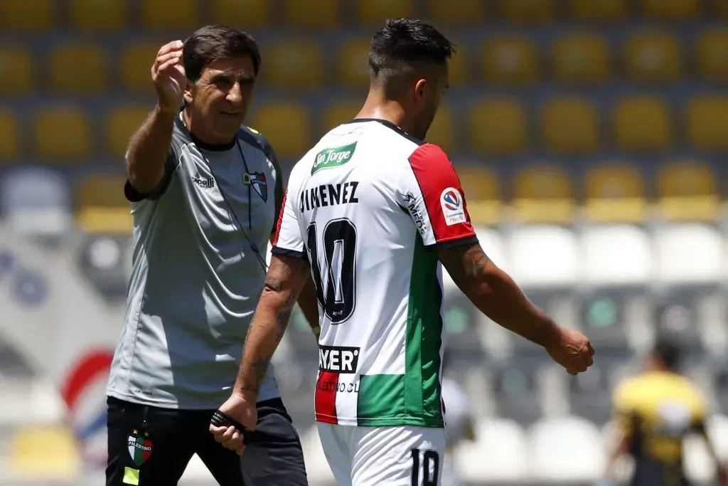 Gustavo Costas y el Mago Jiménez en Palestino. (Andrés Piña/Photosport).