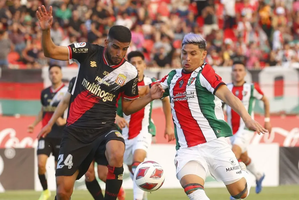 Maxi Salas en acción por Palestino. (Sebastian Cisternas/Photosport).