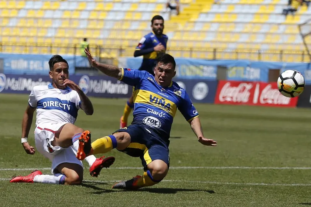 Kevin Medel en acción por Everton de Viña del Mar. (Andrés Pina/Photosport).