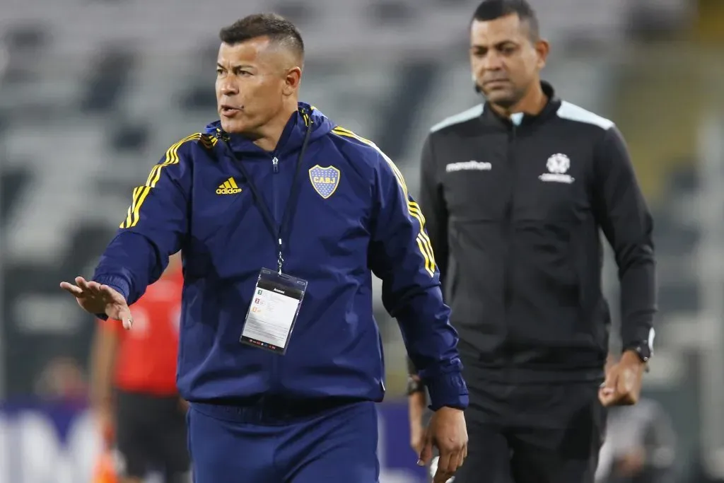 Almirón dirigiendo a Boca ante Colo Colo en el Monumental (Getty)