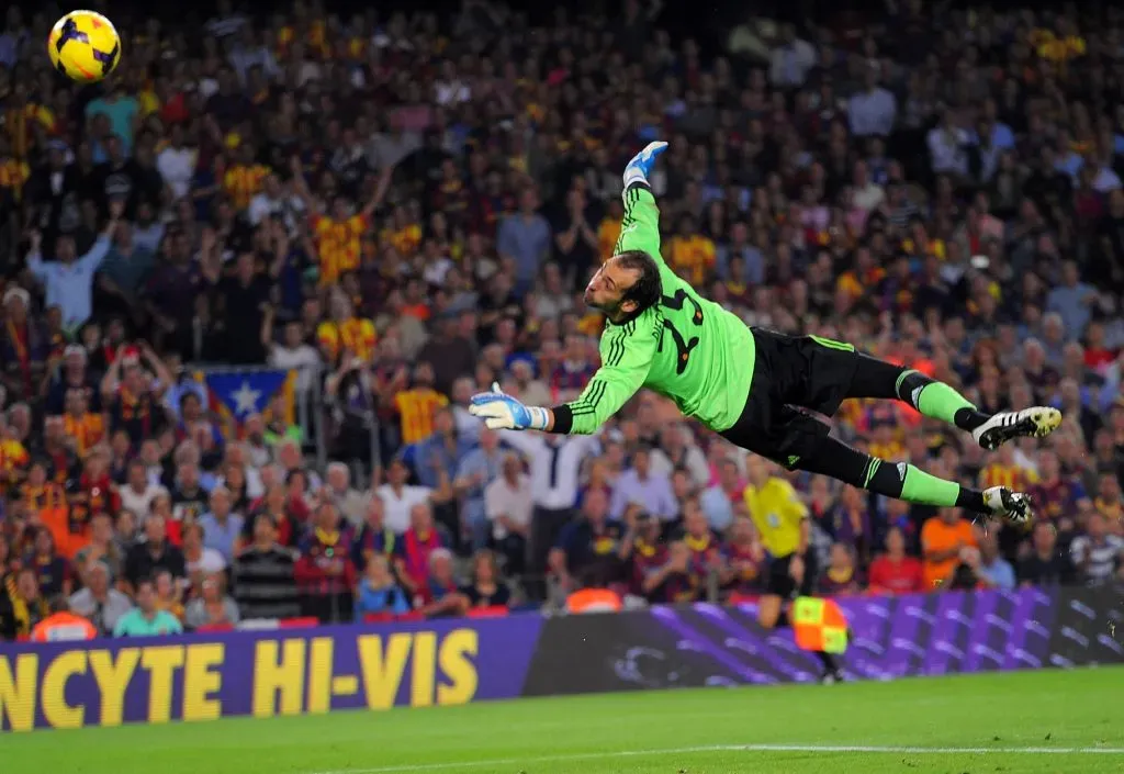 26 de octubre de 2013, y Diego López vuela en el Camp Nou para intentar detener un globito exquisito de Alexis Sánchez. Todo acabó en un auténtico golazo y una gran victoria del Barcelona sobre el Real Madrid en el Clásico. | Foto: Denis Doyle / Getty Images