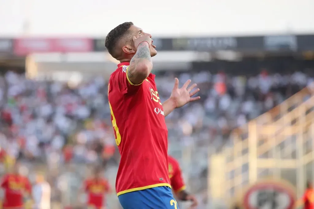 Leandro Garate celebra un gol que anotó en el estadio Monumental. (Pepe Alvujar/Photosport).