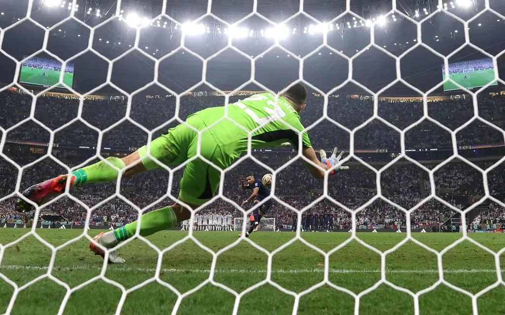 Kylian Mbappé no se dejó llevar por las provocaciones del Dibu Martínez, y le anotó el gol vía penal. | Foto: Julian Finney / Getty Images