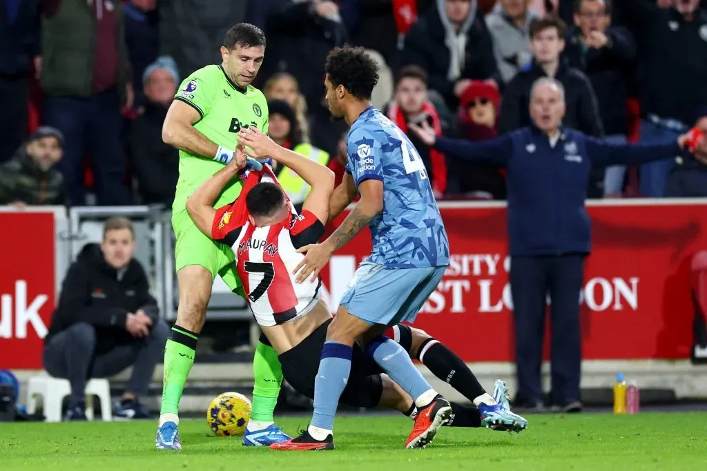 Dibu Martinez y Boubacar Kamara, del Aston Villa, enfrentan a Neal Maupay, del Brentford,en la Premier League. | Foto: Clive Rose / Getty Images