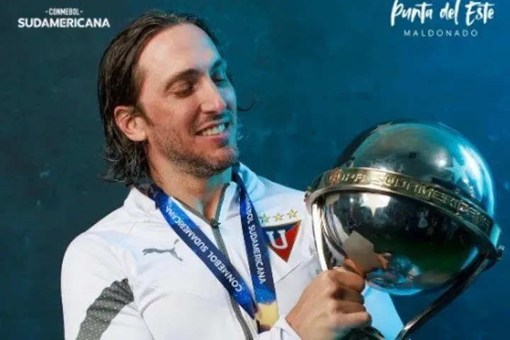 Zubeldía viene de ser campeón de la Copa Sudamericana y del torneo ecuatoriano con Liga de Quito. ¿Podrá Colo Colo convencerlo de venir? | Foto: Conmebol.