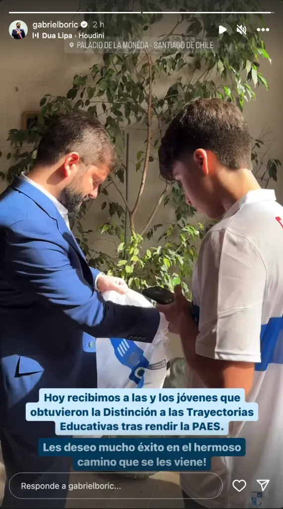 El presidente Boric compartió con un hincha cruzado en el desayuno de puntajes nacionales posterior a la PAES. | Foto: Captura