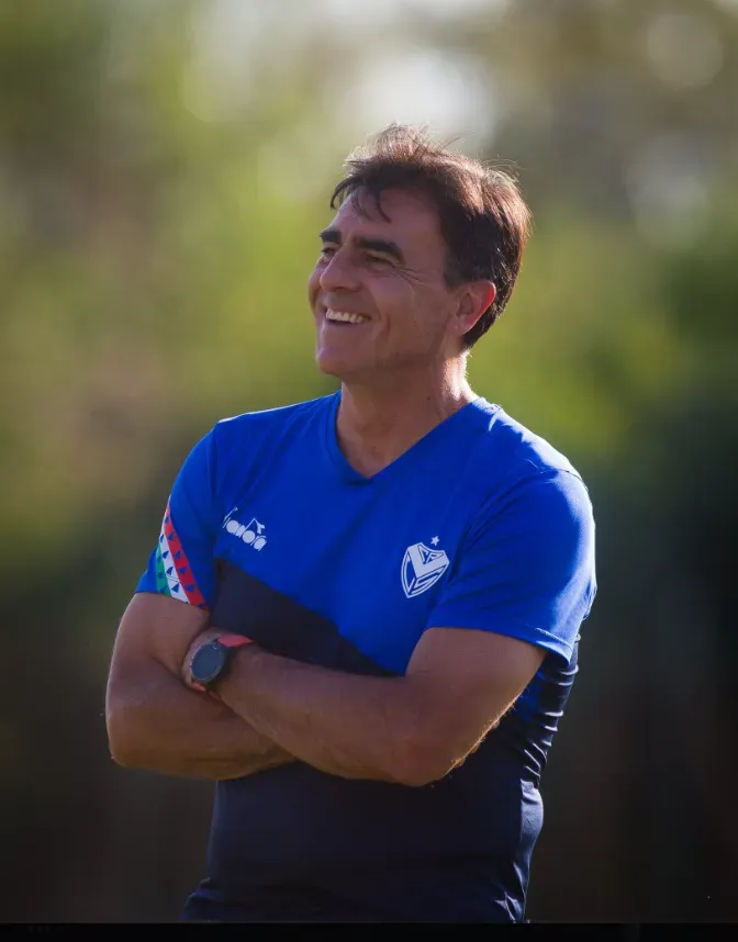 La alegría de Gustavo Quinteros en su primer día de trabajos en cancha con el plantel del Fortín. (Foto: Vélez Sarsfield).
