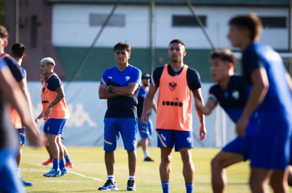 Gustavo Quinteros mira con atención a sus nuevos pupilos. (Foto: Vélez Sarsfield).