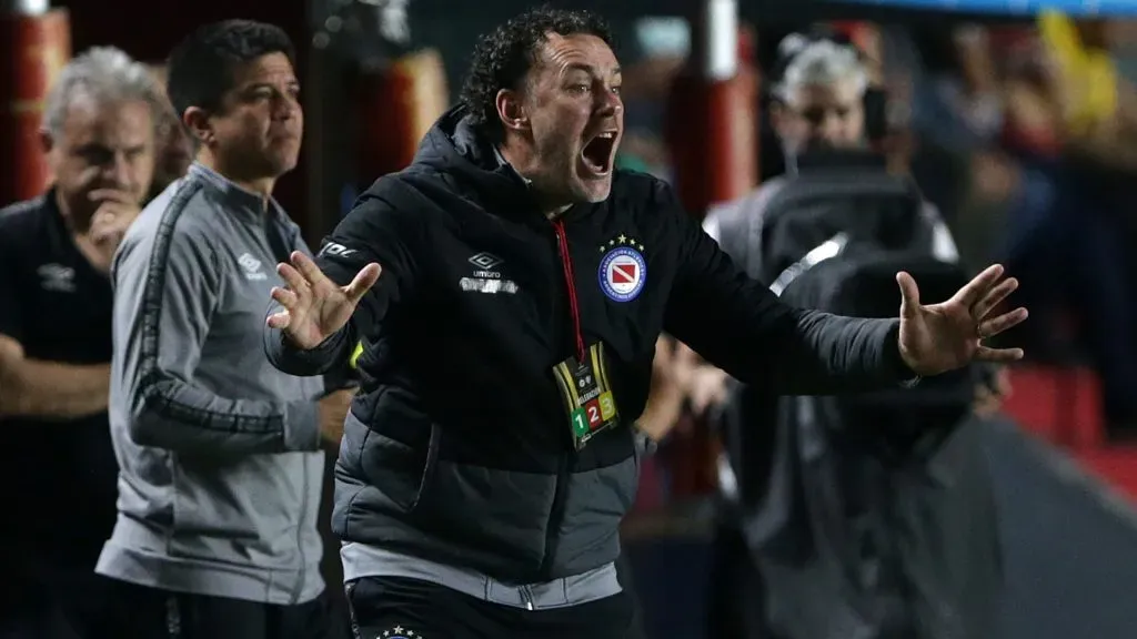 Gabriel Milito es uno de los candidatos que apareció en el camino.
