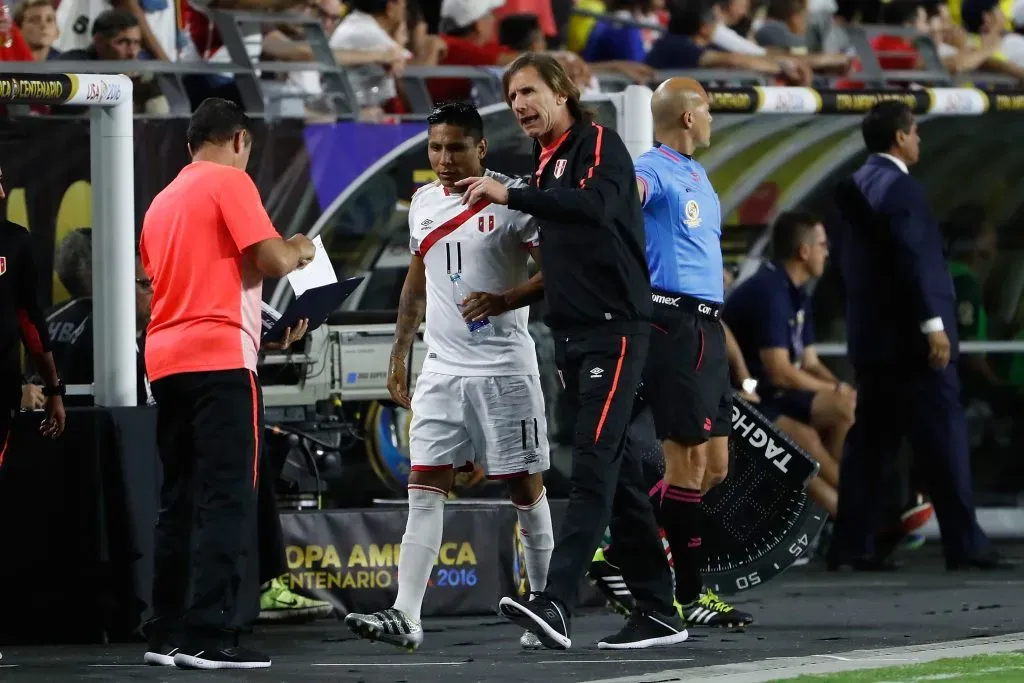 El Tigre Gareca le da una explicación por la salida a Raúl Ruidíaz, ex delantero de Universidad de Chile al que dirigió en la selección de Perú. (Christian Petersen/Getty Images).