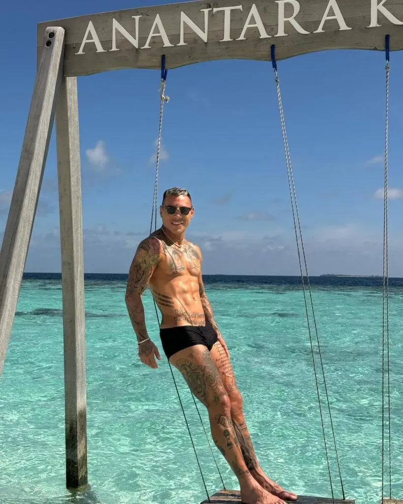 Vargas se encuentra de vacaciones en las islas Maldivas mientras espera definir su futuro futbolístico. | Foto: Instagram eduardovargasrj1