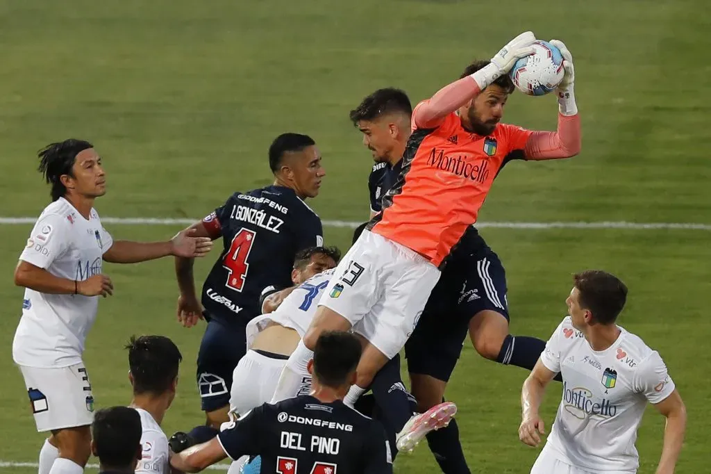Augusto Batalla descuelga un centro en un partido entre U. de Chile y O’Higgins. (Dragomir Yankovic/Photosport).