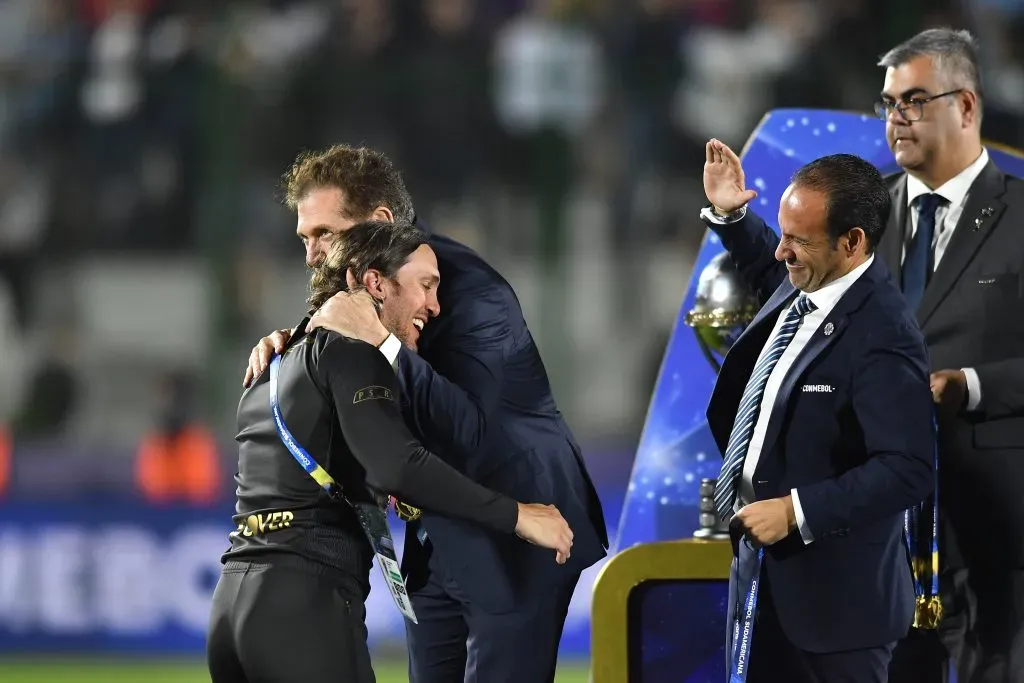 Luis Zubeldía se abraza con el presidente de la Conmebol tras recibir su medalla de campeón en la Copa Sudamericana. (Marcelo Endelli/Getty Images).