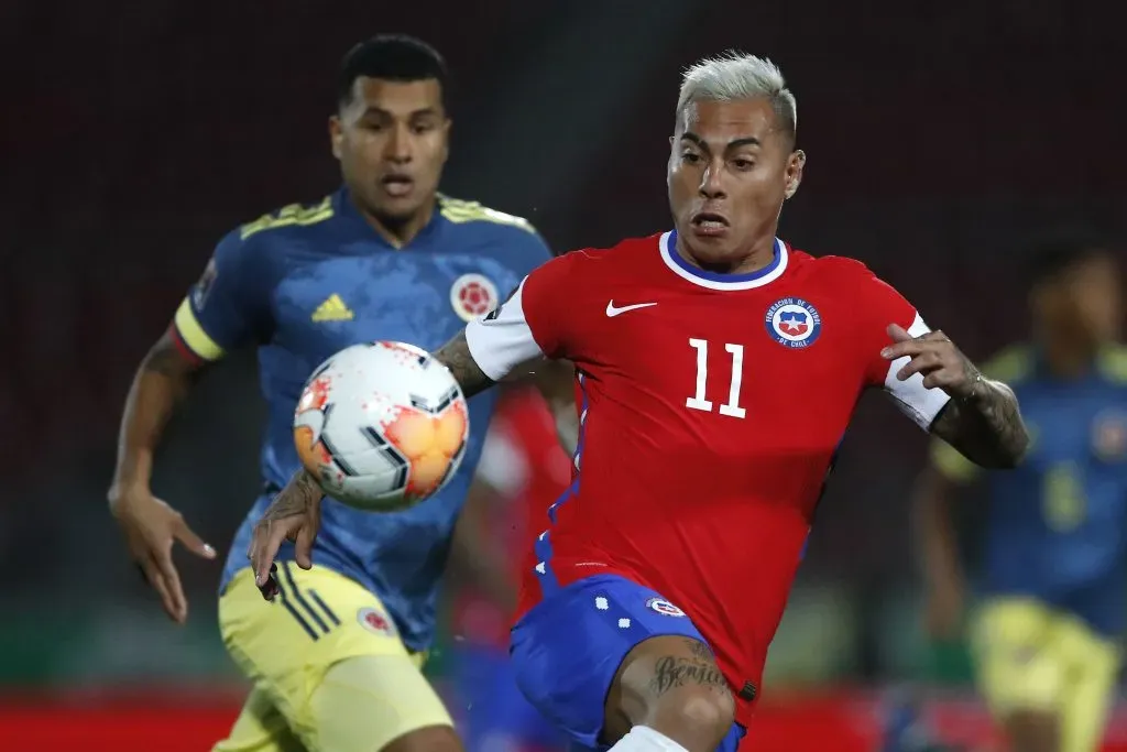 Eduardo Vargas en acción ante la selección de Colombia. (Andrés Piña/Photosport).