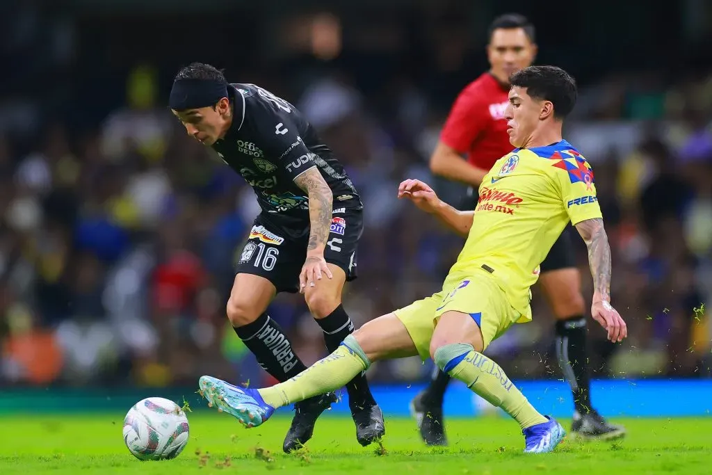 Omar Fernández ante Alejandro Zendejas en un partido entre el León y el América de México. (Hector Vivas/Getty Images).