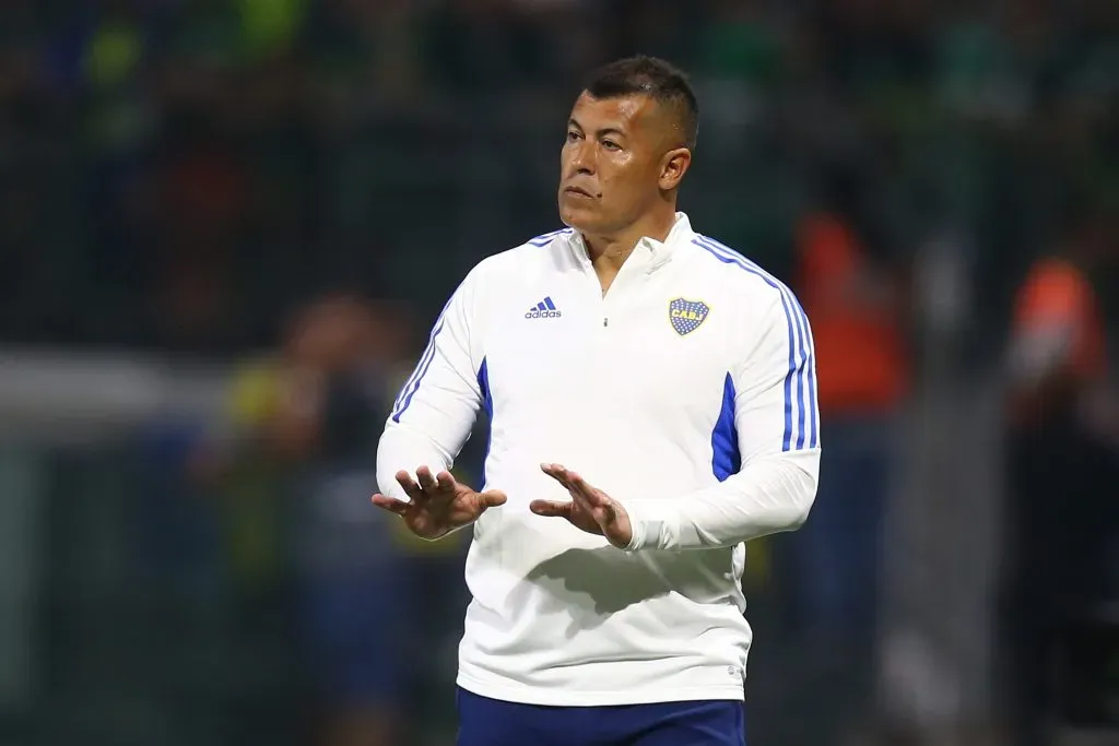 Jorge Almirón llega con poquitas copas en su carrera como DT. ¿Podrá aumentar su palmarés en Colo Colo? | Foto: Getty Images.