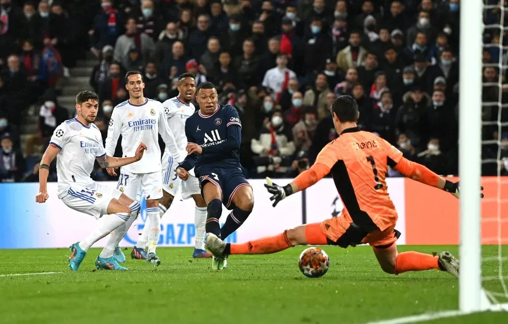 Kylian Mbappé conviertiendole al Real Madrid, partido por la Champions, 15 de enero 2022
