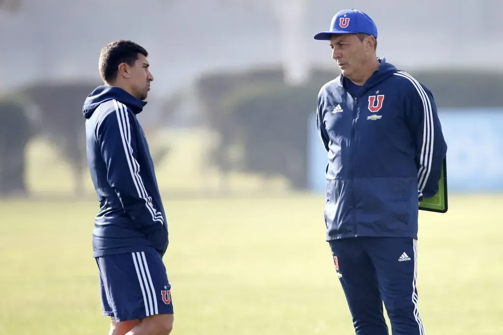 David Pizarro conversa con Frank Kudelka, técnico de la U en 2018. | Foto: Andres Pina / Photosport