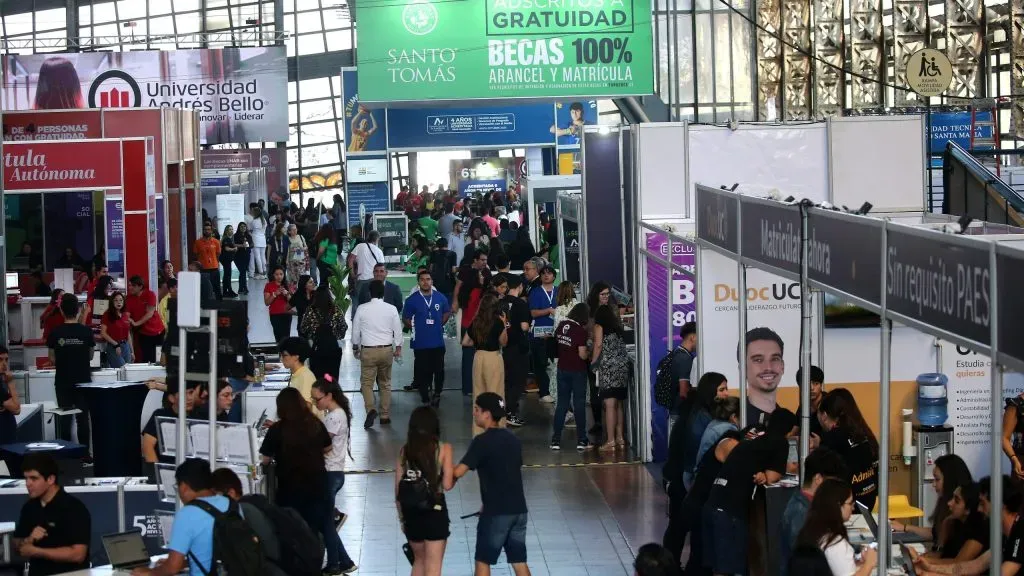 Santiago, 2 de Enero de 2024
Comienza la 20° Feria de Postulacion y Matricula de Educacion Superior en Estacion Mapocho.
Javier Salvo/Aton Chile