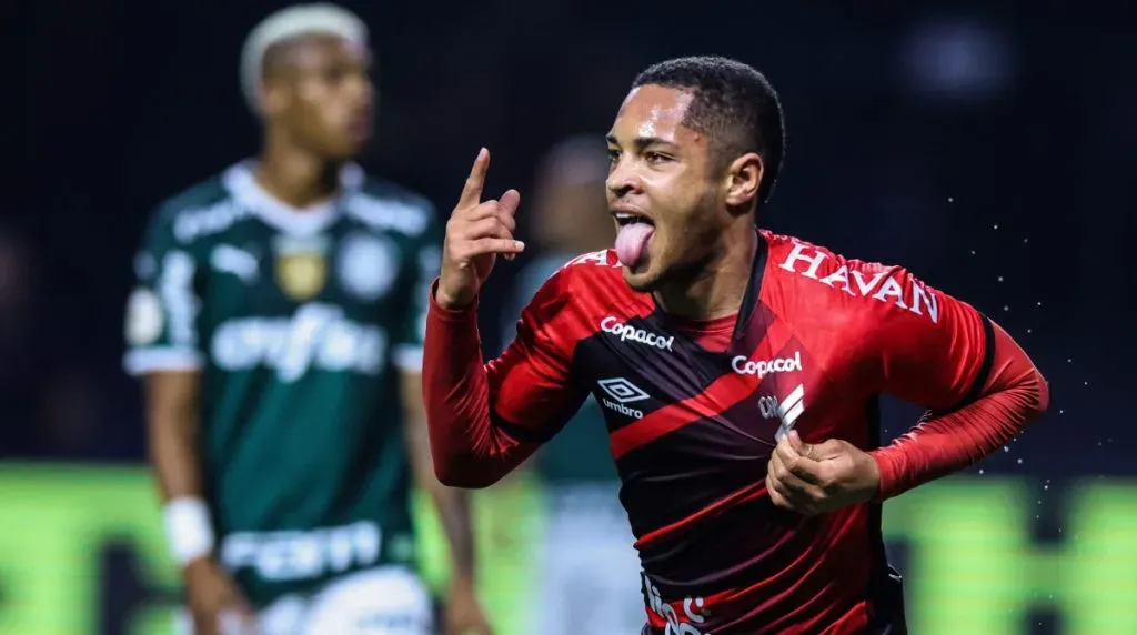 Vitor Roque celebrando su gol frene a Palmeireas, en julio