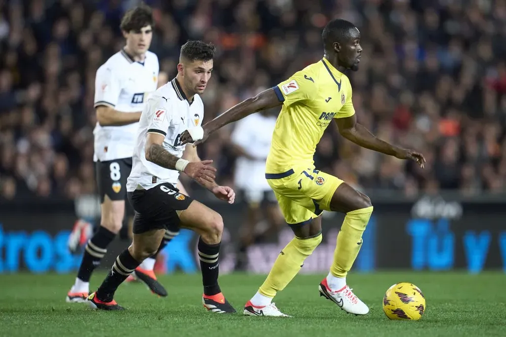 Eric Bailly en acción por el Villarreal de España, club al que volvió hace una semana. (Aitor Alcalde/Getty Images).