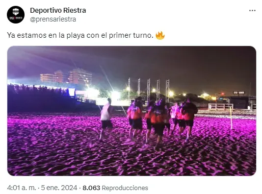 Las redes sociales del Deportivo Riestra informaron que las 4:00 AM el equipo ya estaba entrenando en la arena. | Foto: Captura.