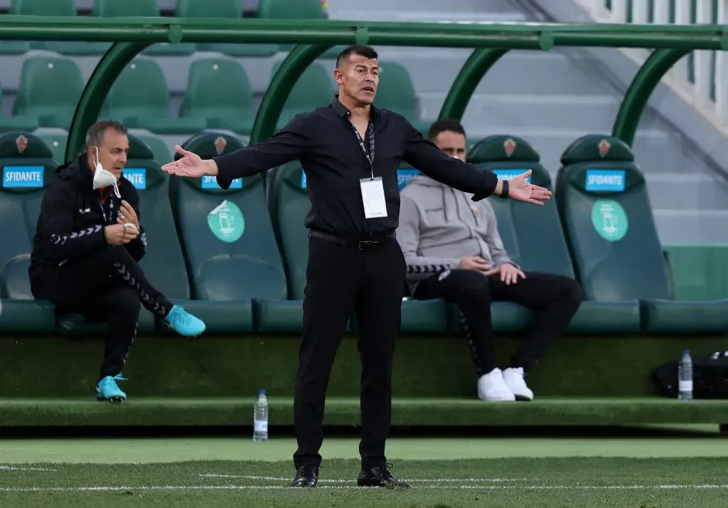 Jorge Almirón en su etapa como DT del Elche en España. A su espalda, con polerón gris, aparece Maxi Velázquez. (Ángel Martinez/Getty Images).