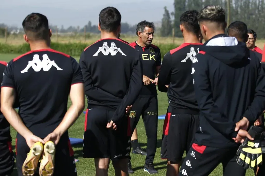 Miguel Ponce en charla con sus nuevos jugadores | Foto: Comunicaciones Unión Española