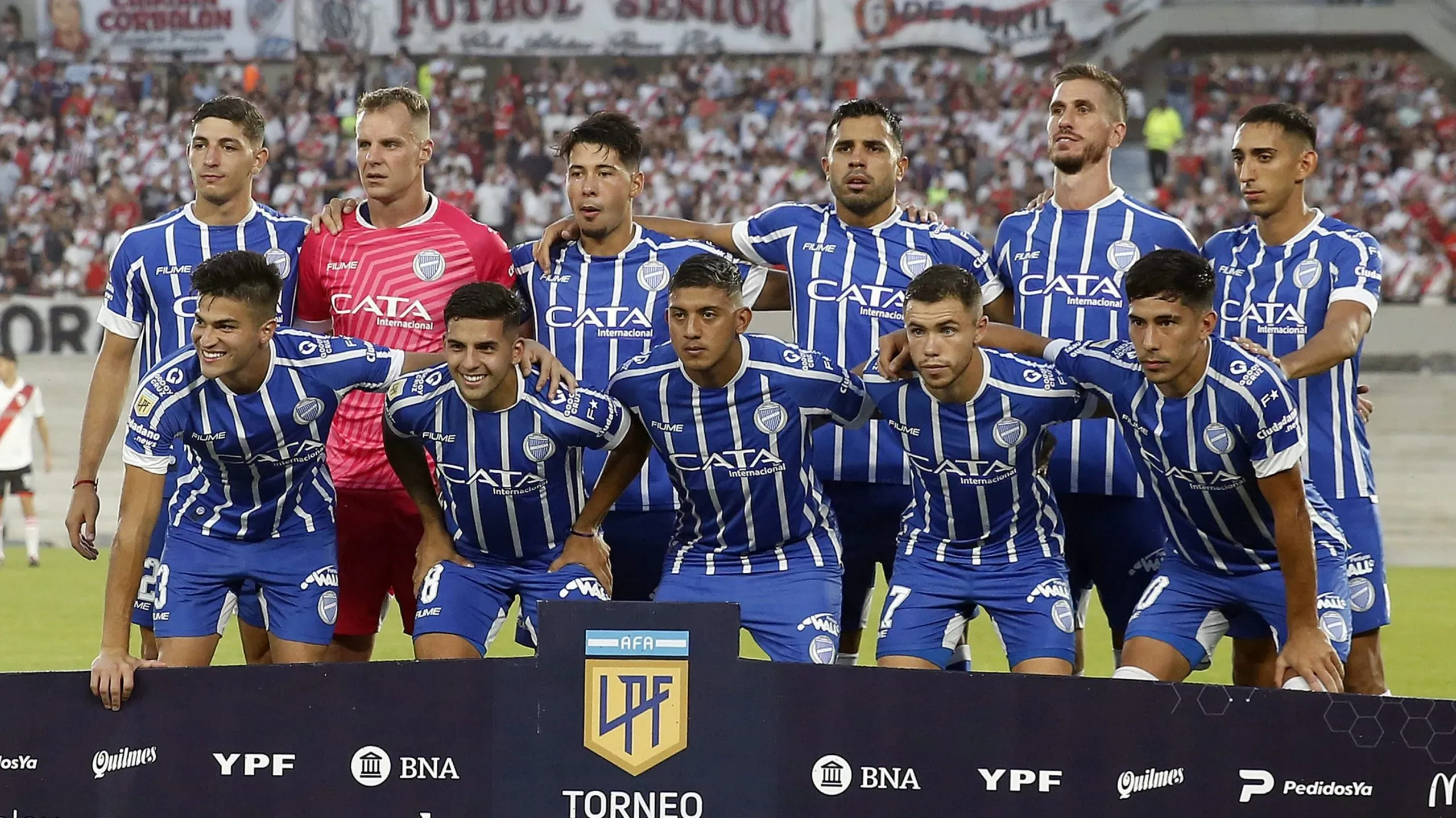 Titulares de Godoy Cruz vs. River Plate en el estadio Monumental, partido válido por la Liga Profesional, 2023.