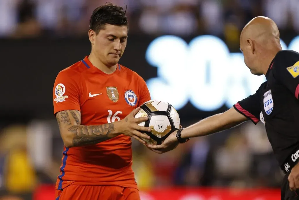 Nico Castillo recibe el balón para patear su penal en la serie ante Argentina. (Photosport).