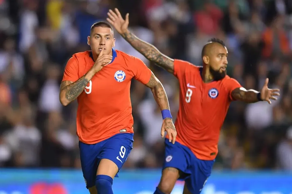 Nicolás Castillo celebra un gol que le anotó a México con Vidal como escudero. (Mexsport/Photosport).