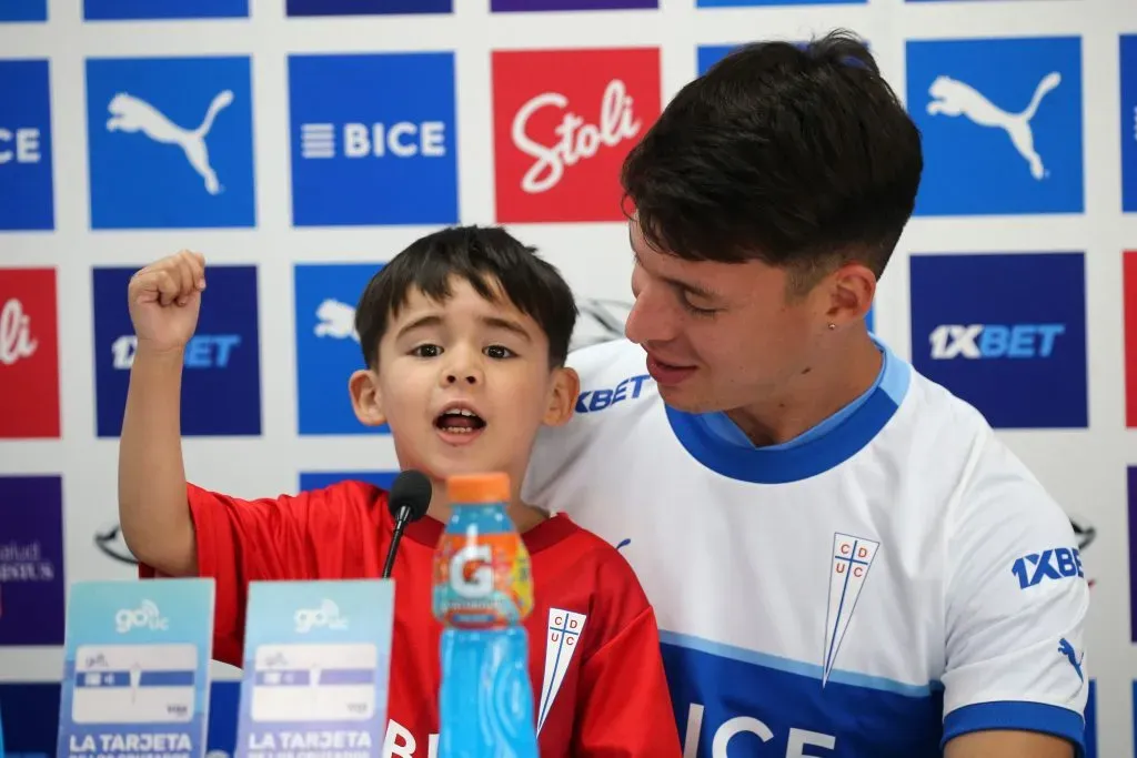 El pequeño Santino Canales llegó con mucha energía a la presentación de su padre. (Javier Salvo/Photosport).