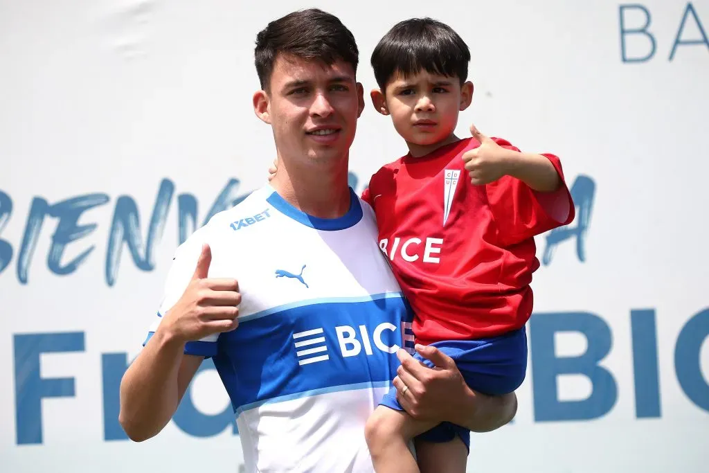 Alfred Canales junto a Santino, su hijo, en la presentación por la UC. (Javier Salvo/Photosport).