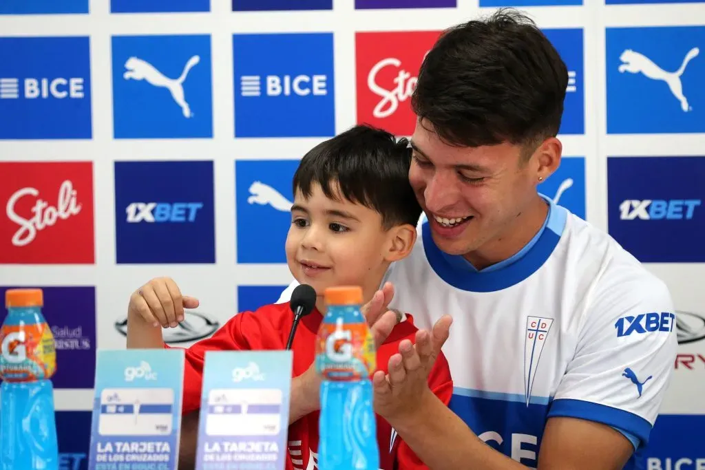 Alfred Canales aplaude al pequeño Santino, quien fue protagonista en la presentación de su padre. (Javier Salvo/Photosport).