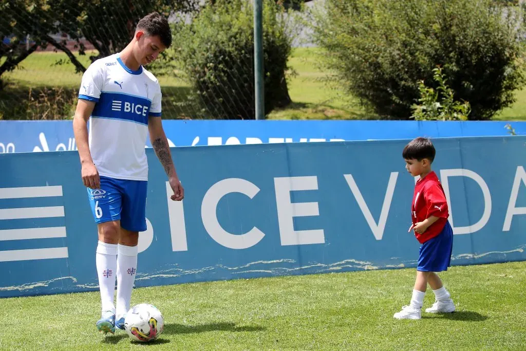 Alfred Canales dio unos toques de balón junto a su hijo Santino, que ha mostrado su fervor por el nuevo club de su padre. (Javier Salvo/Photosport).