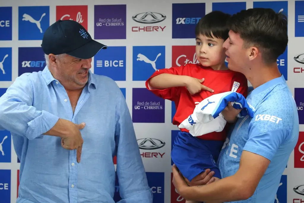 Juan Tagle guía al pequeño Santino Canales para hacer la Franja. (Javier Salvo/Photosport).