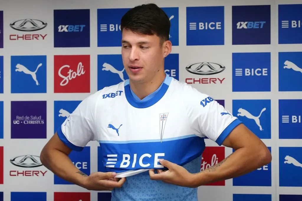 Alfred Canales se calza la camiseta “6” que utilizará en Universidad Católica. (Javier Salvo/Photosport).