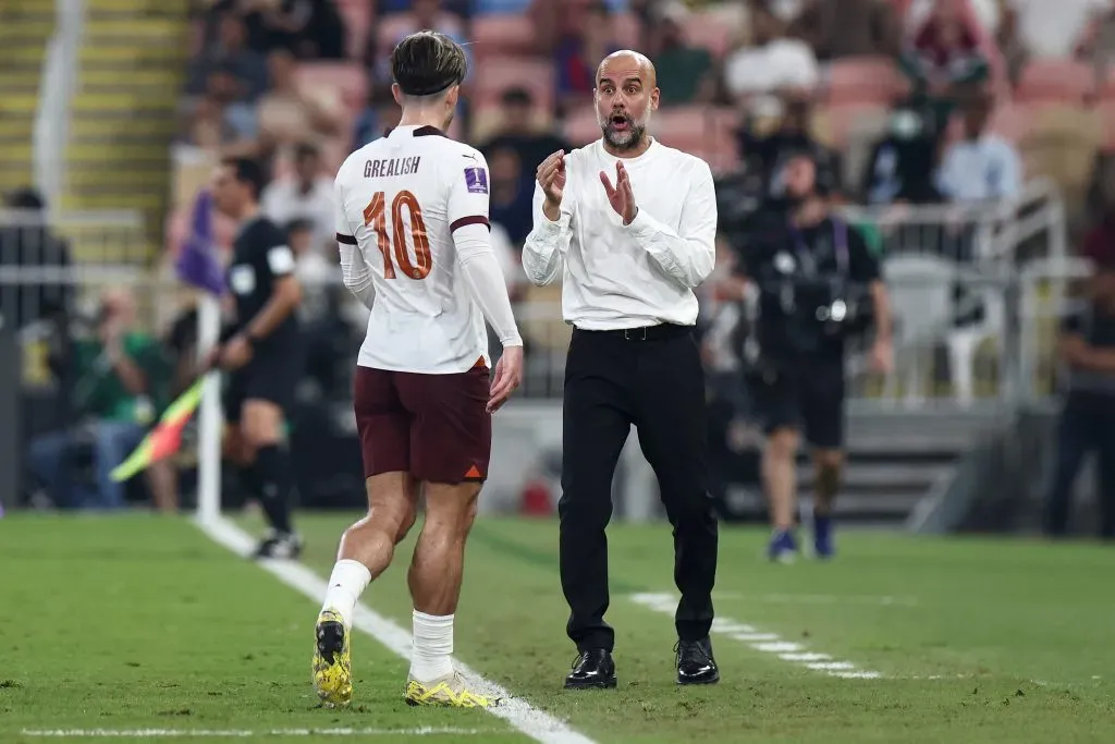 Pep Guardiola le da instrucciones a Jack Grealish en el Mundial de Clubes. (Francois Nel/Getty Images).