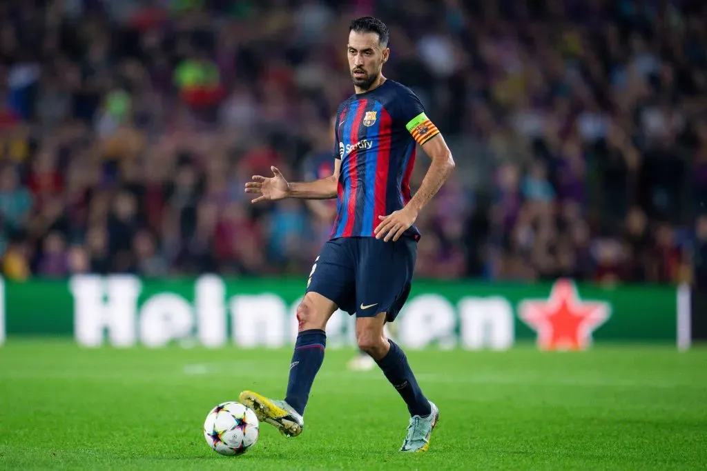 Sergio Busquets y un pase con el borde interno. Fue capitán del Barcelona antes de pasar a la MLS. (Aitor Alcalde/Getty Images).