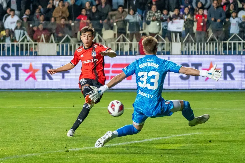 Leandro Hernández definió así ante Ezequiel Centurión, el arquero de River Plate. (Foto: Guille Salazar/RedGol).