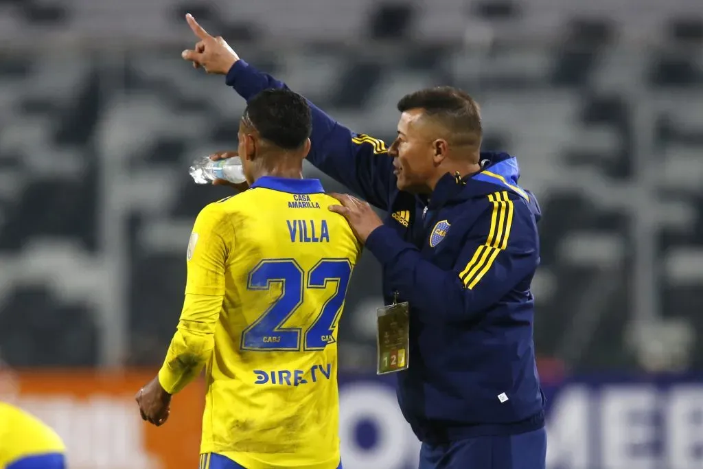 Jorge Almirón le da instrucciones a Sebastián Villa en el duelo de Colo Colo y Boca Juniors por la Copa Libertadores 2023. | Foto: Marcelo Hernandez / Getty Images