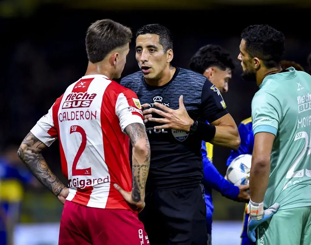 Franco Calderón no podía creer la expulsión por la patada a Edinson Cavani. (Marcelo Endelli/Getty Images).