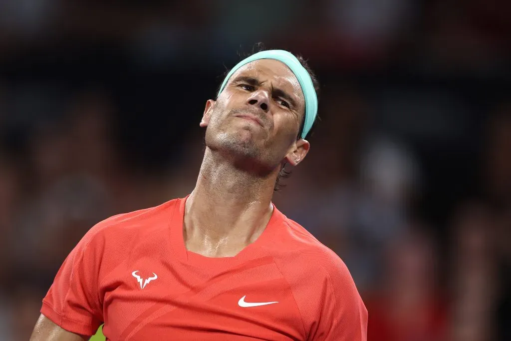 Rafa Nadal se lesionó en Brisbane y no podrá decir presente en el Australian Open. | Foto: Chris Hyde / Getty Images