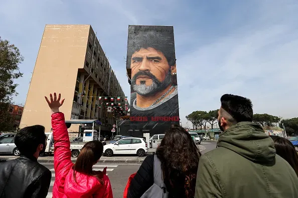 Diego Maradona marcó toda una época no solo para el Napoli, sino que para toda la ciudad del sur de Italia. | Foto: Getty Images.