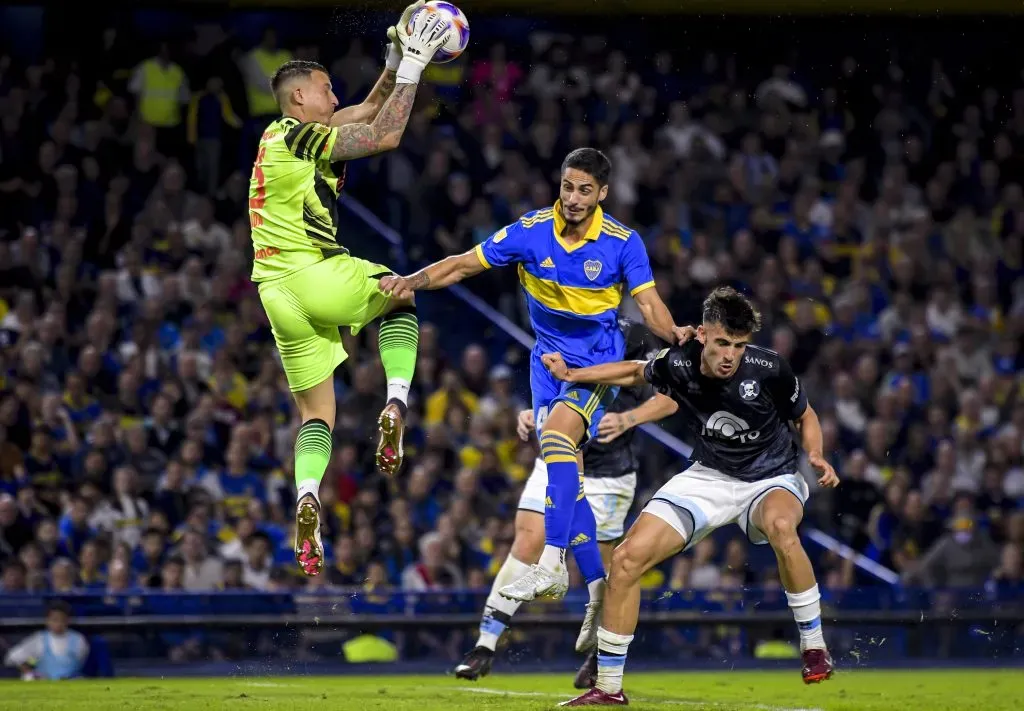 Colo Colo tiene en la mira a Nahuel Losada si es que Brayan Cortés se va a Vélez en 2024. Foto: Getty Images.