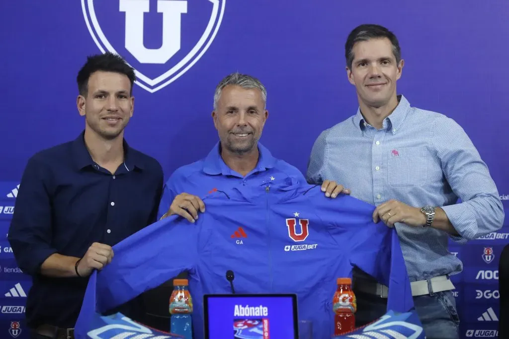 Manuel Mayo y Michael Clark estuvieron en la presentación oficial de Gustavo Álvarez como DT de la U. de Chile. (Jonnathan Oyarzun/Photosport).