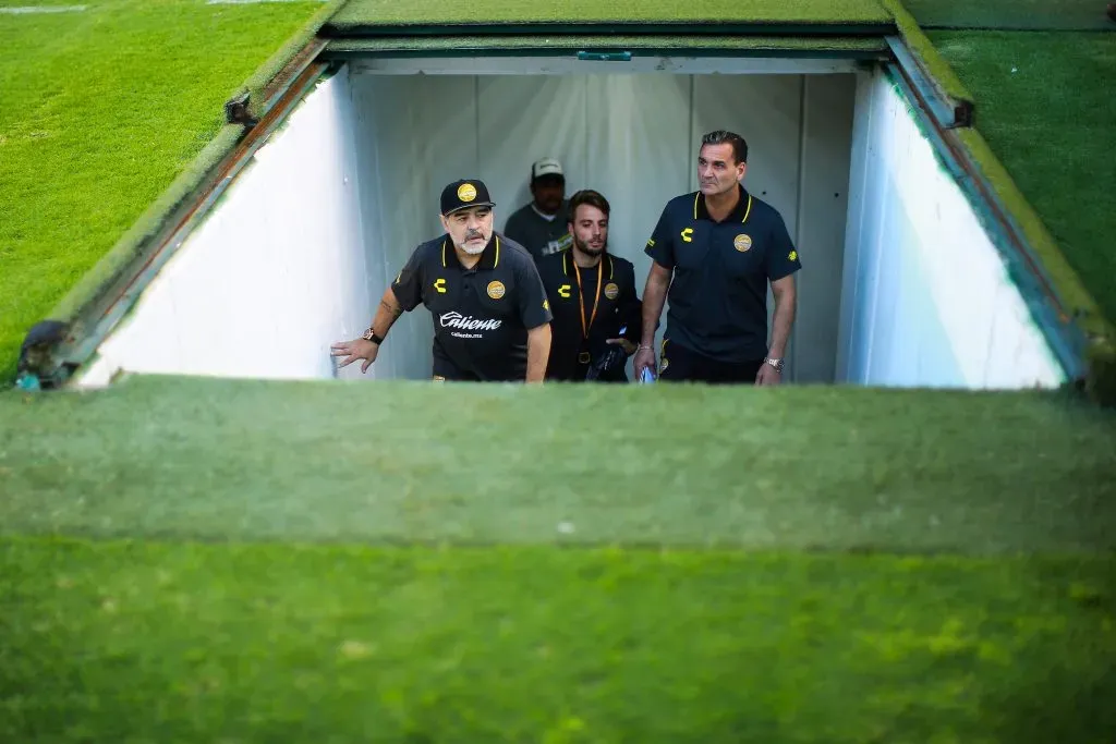 Diego Maradona al campo de juego junto a Luis Islas y José Altieri (más atrás), el flamante PF de Colo Colo. (Hector Vivas/Getty Images).