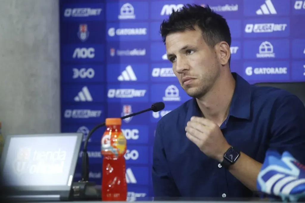 Manuel Mayo, el gerente deportivo de Azul Azul, es el encargado de tomar la decisión final sobre los reportes que llegan de la secretaría técnica. (Jonnathan Oyarzun/Photosport).