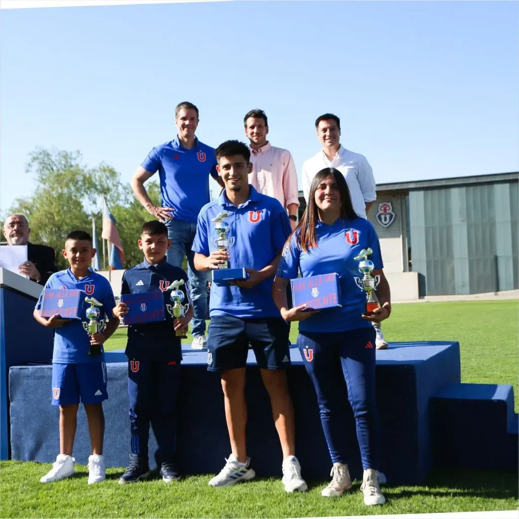 Detrás de los premiados aparece Michael Clark, Manuel Mayo y Pablo Galaz, presidente, gerente deportivo y subgerente deportivo de Azul Azul, respectivamente. (Foto: Linkedin Pablo Galaz)
