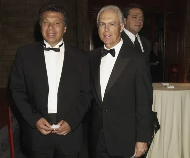 Elías Figueroa y Franz Beckenbauer, dos leyendas del fútbol mundial (Getty Images)